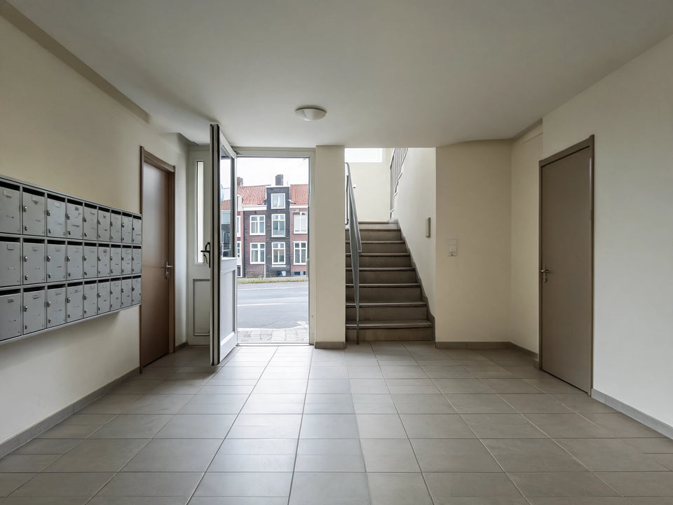La porte de l'immeuble reste souvent ouverte ?